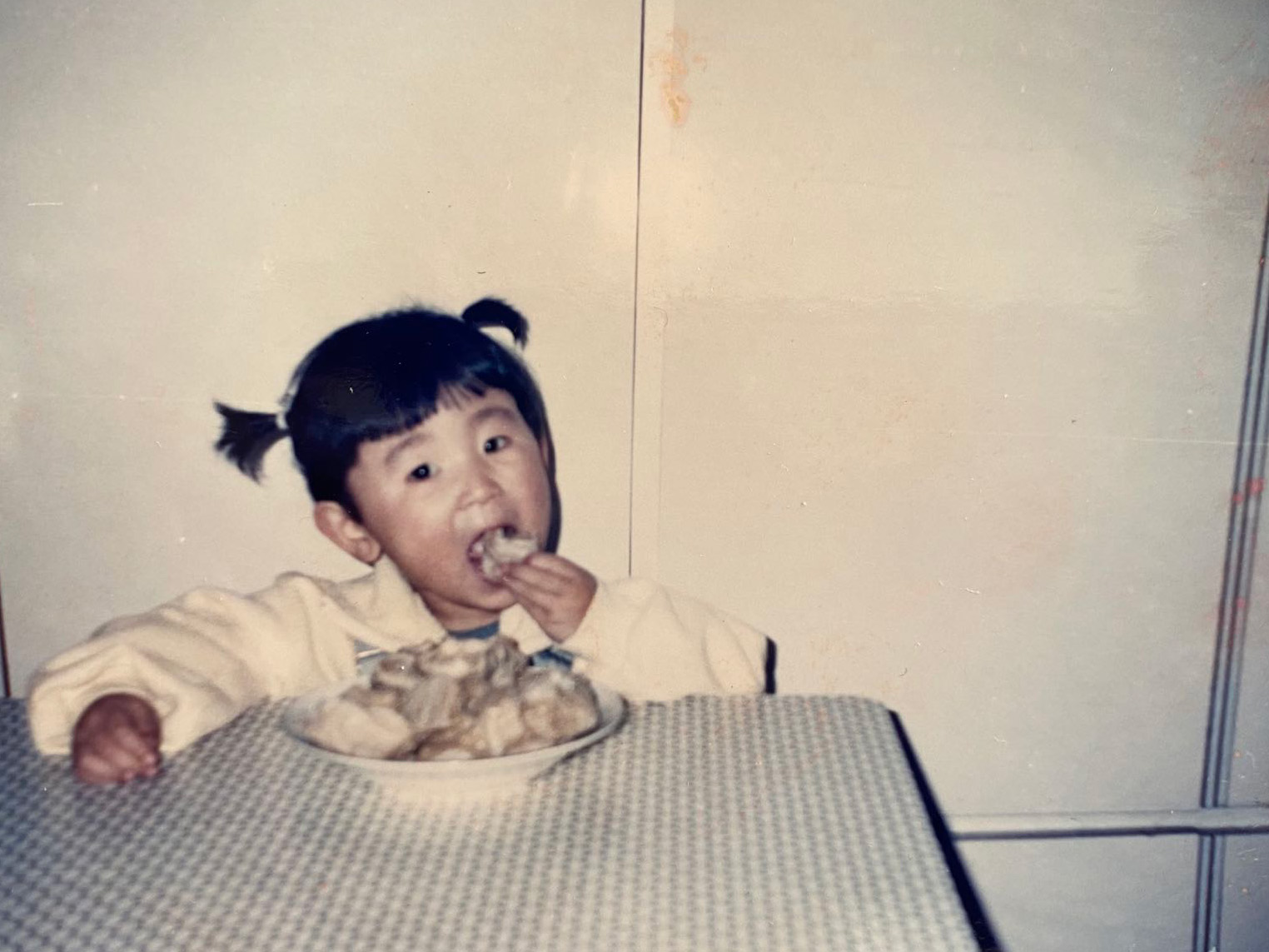 Yankuan eating jiaozi with hands